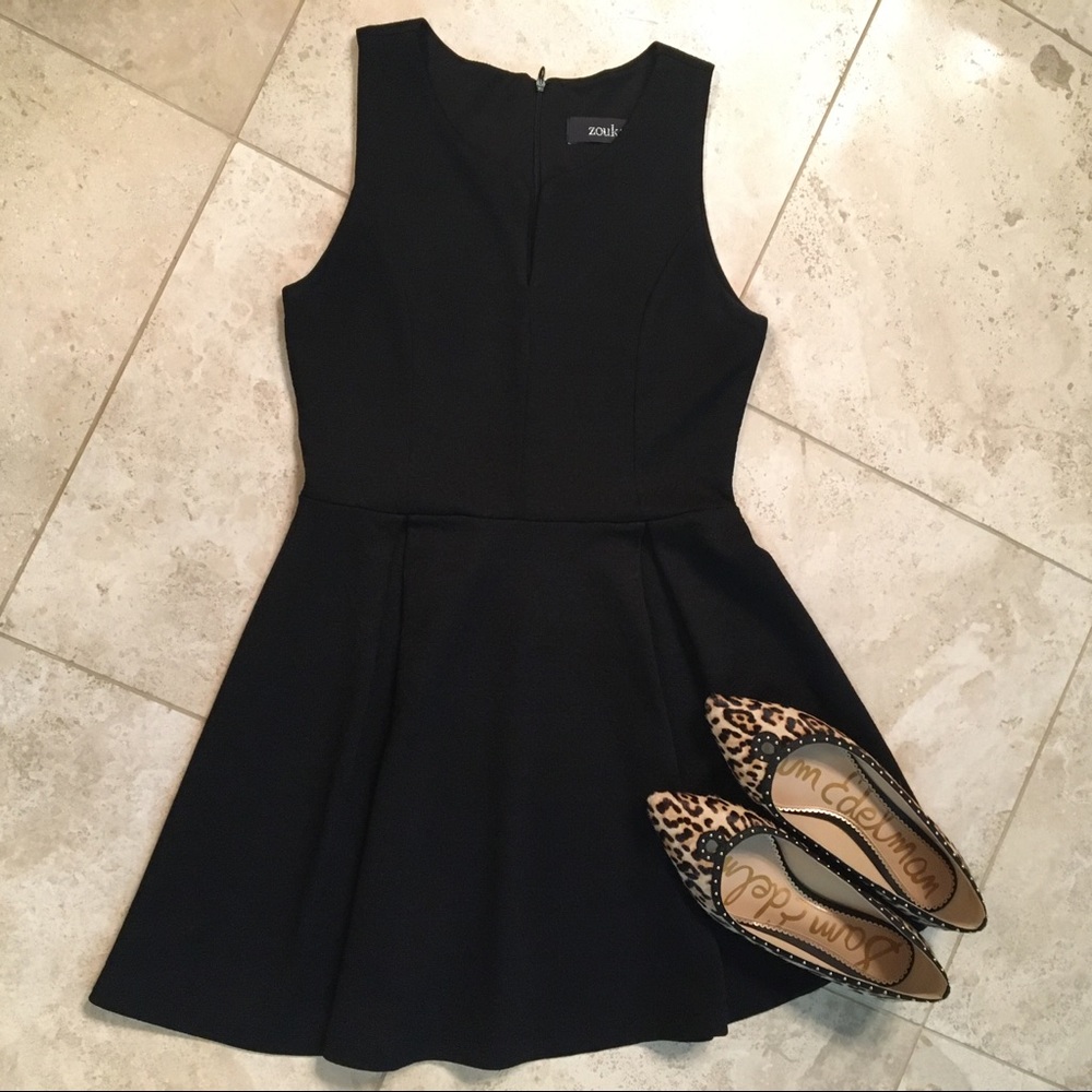 Black sleeveless dress